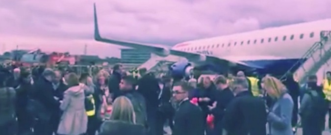 Copertina di Londra, City Airport evacuato per “incidente chimico”. Le immagini dai social network