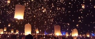 Copertina di Rise lantern festival: migliaia di lanterne illuminano la notte del Nevada