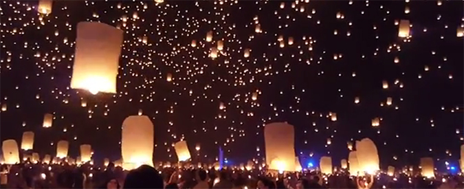 Copertina di Rise lantern festival: migliaia di lanterne illuminano la notte del Nevada