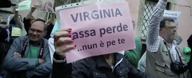 Copertina di Marino assolto, sotto casa dell’ex sindaco festeggiano i ‘marziani’: “Virginia lassa perde, nun è per te”