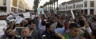 Copertina di Marocco, ambulante schiacciato dentro camion dei rifiuti: proteste contro la polizia in tutto il Paese