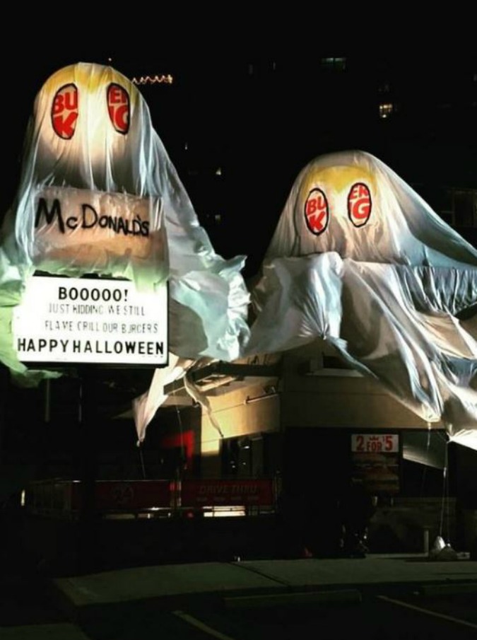 Halloween, Burger King spaventa i suoi clienti fingendosi un fantasma di McDonald’s