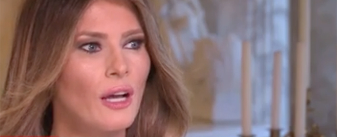 Copertina di Elezioni Usa, Melania Trump difende il marito: “E’ stato spinto a dire quelle schifezze”