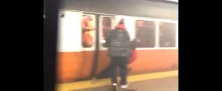 Copertina di Fuga dalla metropolitana, passeggeri costretti a rompere finestrini mentre il vagone si riempie di fumo