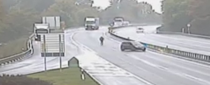 Copertina di Così stupido e così fortunato: gli scappa la macchina sull’autostrada. Ecco cosa fa per riacchiapparla