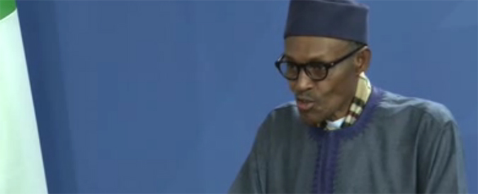 Copertina di Nigeria, imbarazzo per la gaffe del presidente: “Mia moglie parte integrante della cucina”