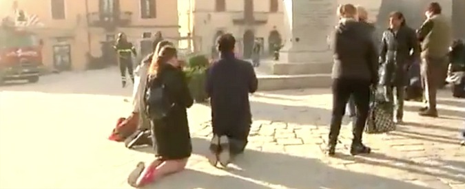 Copertina di Terremoto, a Norcia dopo la scossa le persone si sono raccolte il preghiera in piazza