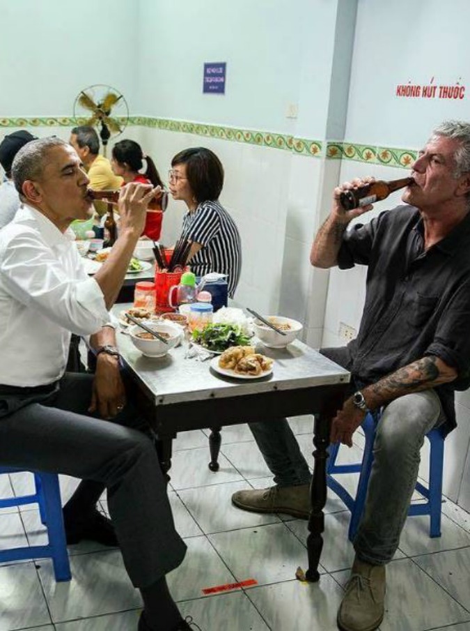 Barack Obama cena con lo chef Anthony Bourdain ad Hanoi nella prima puntata della nuova stagione di ‘Parts Unknown’