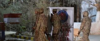 Copertina di Pakistan, tre kamikaze in una scuola di polizia: oltre 60 morti, centinaia i feriti. Isis rivendica attentato