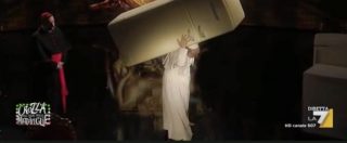 Copertina di Frigogate, Crozza torna a vestire i panni di Papa Francesco: “L’Ama non raccoglie più i frighi, allora li raccolgo io”