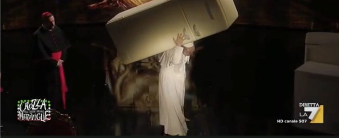 Copertina di Frigogate, Crozza torna a vestire i panni di Papa Francesco: “L’Ama non raccoglie più i frighi, allora li raccolgo io”