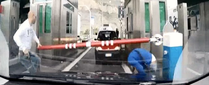 Copertina di Inseguimento a Ventimiglia, 17 migranti nel furgone del passeur italiano. Il video dell’arresto