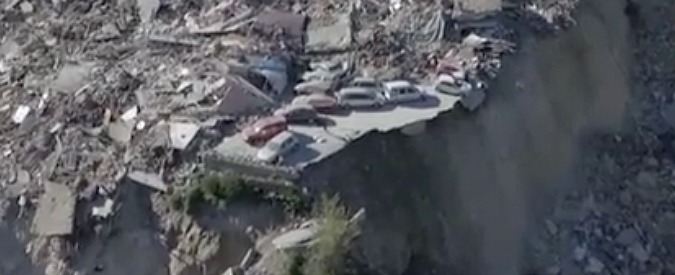 Copertina di Le auto in bilico sul burrone a Pescara del Tronto