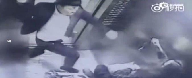 Copertina di “Può smettere di fumare?”. La richiesta della donna in ascensore scatena una reazione brutale