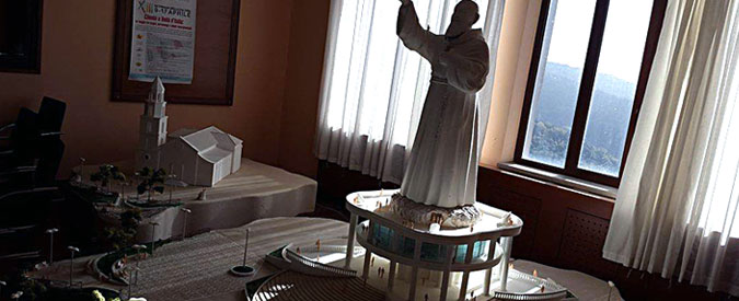 Cilento, avanza progetto per statua di Padre Pio alta 85 metri. Ma la collina ai suoi piedi è in dissesto e rischia di franare