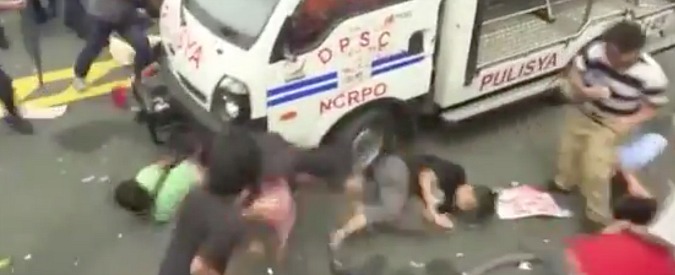Copertina di Filippine, proteste contro presenza di truppe Usa. Furgone della polizia investe manifestanti