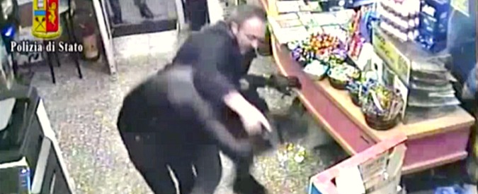 Copertina di Polizia vs rapinatori in una tabaccheria di Benevento. L’irruzione dei due agenti