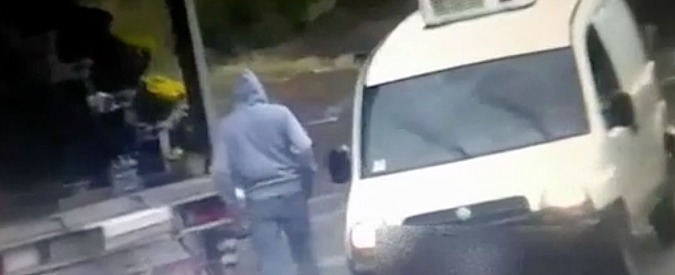 Copertina di Roma, niente fiori ma bustine di coca. Al cimitero di Prima Porta i pusher agivano tra le tombe