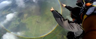 Copertina di Nuova Zelanda, il salto nel vuoto riserva una sorpresa: paracadutista riprede l’arcobaleno a 360°