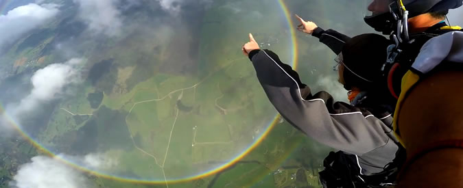 Copertina di Nuova Zelanda, il salto nel vuoto riserva una sorpresa: paracadutista riprede l’arcobaleno a 360°