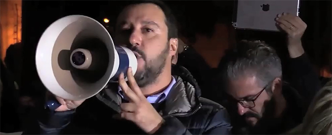 Copertina di Milano: Lega e Casapound contro i profughi in caserma. Salvini: “Barricate come a Goro”