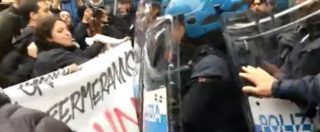 Copertina di Collettivi vs polizia durante la protesta contro il ‘caro mensa’ in piazza Puntoni a Bologna