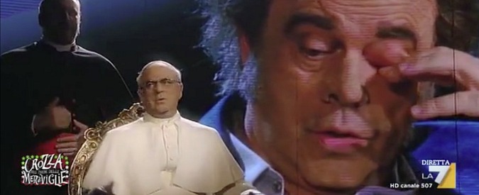 Copertina di Crozza, Sonlentino consulente del Papa: “Un angelus a torso nudo con un tatuaggio di Bobo Vieri”