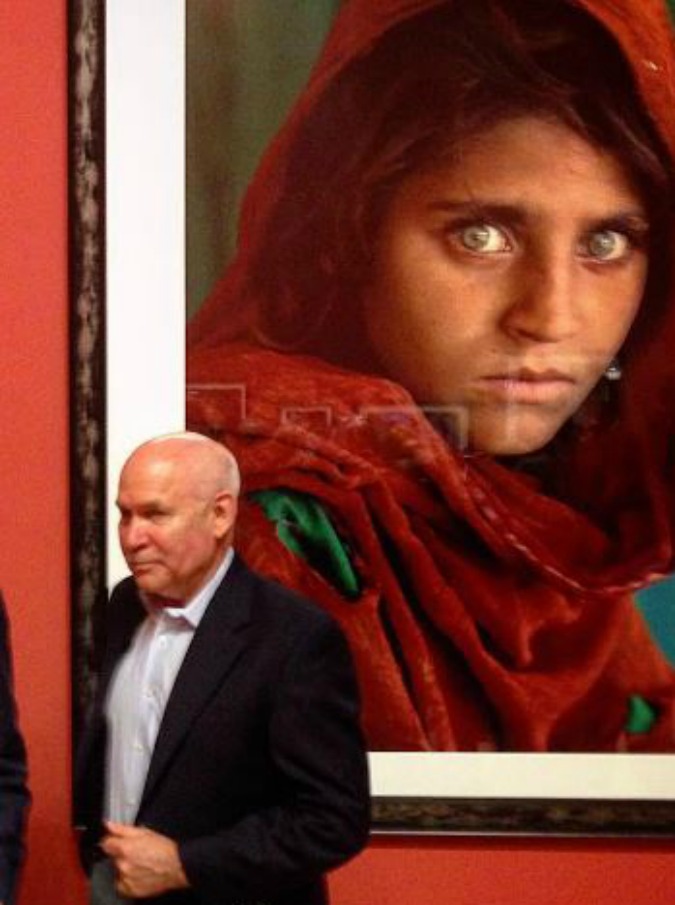 Steve McCurry, arrestata la ragazza afghana: i suoi occhi verdi, simbolo di un popolo