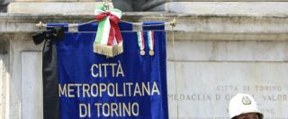 Copertina di Torino, inchiesta sul bilancio 2015 del Comune: Guardia di Finanza in municipio. Grillo: “Vuoto di Fassino”. Che si difende
