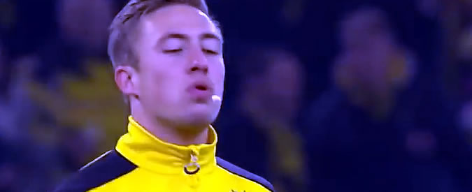 Copertina di Oltre Maradona, freestyle in campo con la gomma da masticare del difensore del Borussia