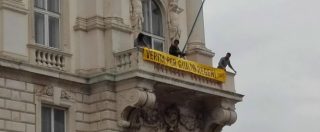 “Verità per Giulio Regeni”, Serracchiani affigge striscione su palazzo Regione dopo rimozione del sindaco di Trieste