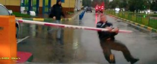 Copertina di Ubriaco vs sbarra elettrica, lotta impari in un parcheggio di Mosca. Il video della dashcam