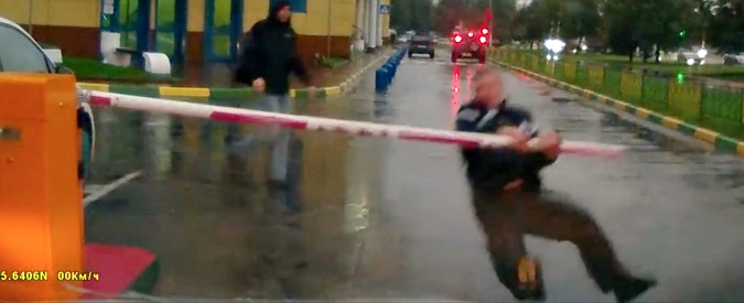 Copertina di Ubriaco vs sbarra elettrica, lotta impari in un parcheggio di Mosca. Il video della dashcam