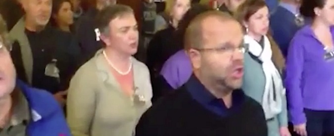 Copertina di Bologna, 30 esuberi al teatro. I dipendenti protestano in consiglio comunale cantando il Va’ pensiero