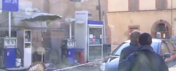 Copertina di Terremoto Marche, Visso trema ancora. La scossa in diretta che fa tremare le pompe di benzina