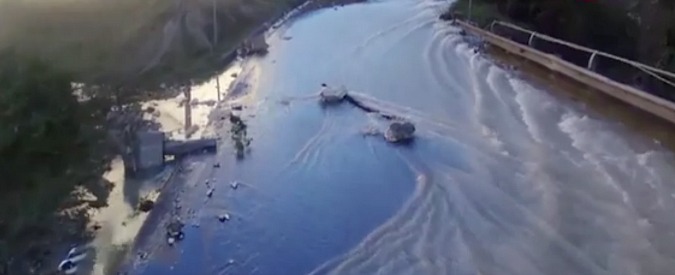 Copertina di L’elicottero dei vigili del fuoco in volo sulla frana di Visso