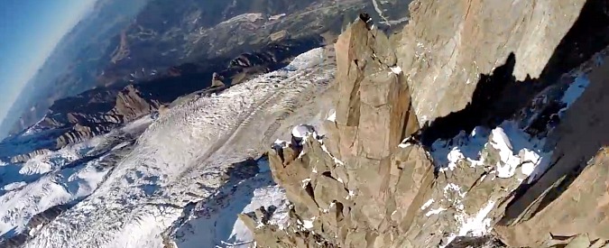 Copertina di Vola, vola, vola, sbam! L’ennesimo volo in tuta alare finisce abbracciando un pino: video in soggettiva