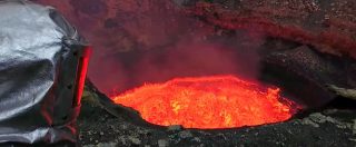 Copertina di A strapiombo sul vulcano Marum, la spettacolare passeggiata tra gli schizzi di lava