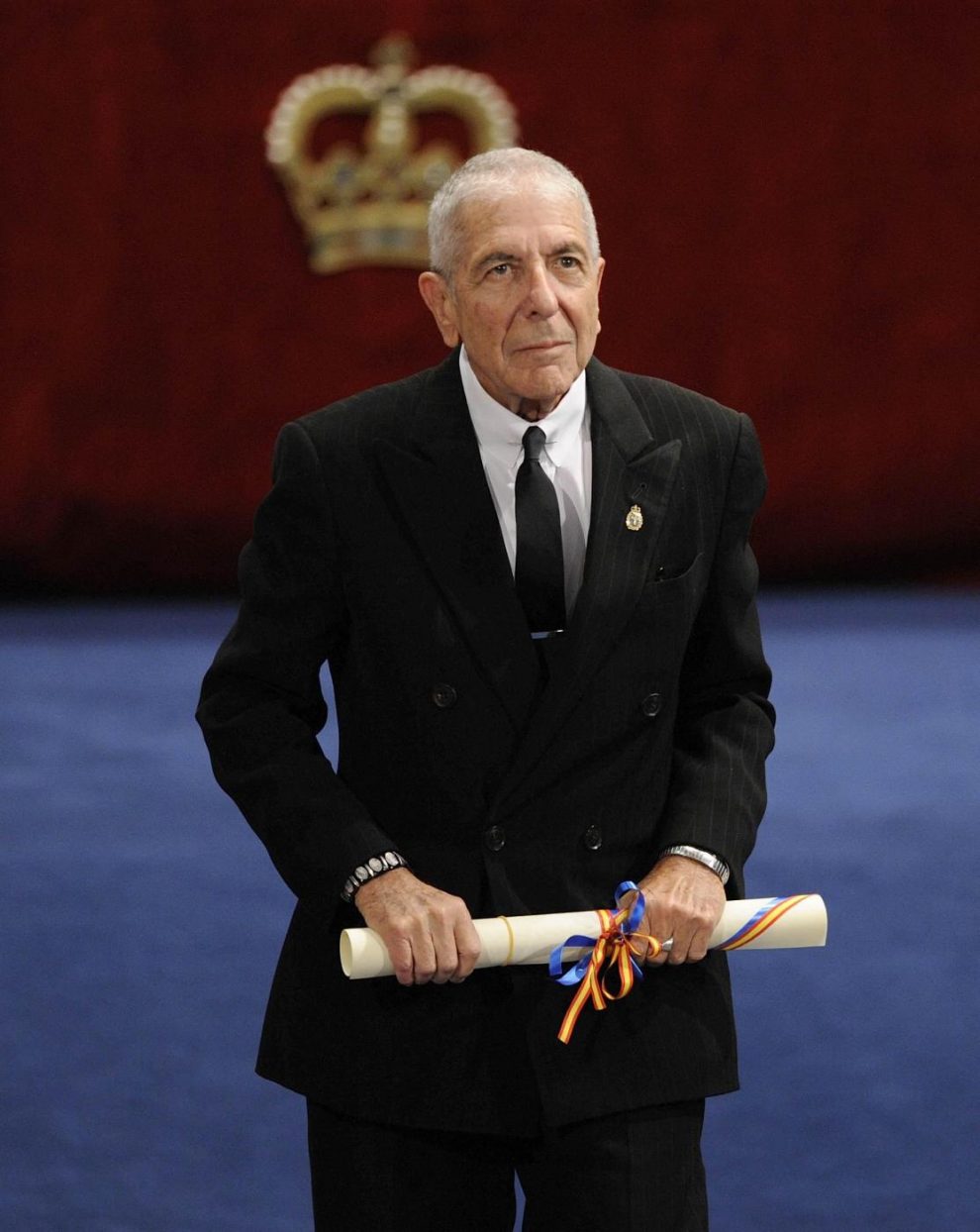 Canadian singer-songwriter Leonard Cohen acknowledges the applause from the audience after receiving the 2011 Prince of Asturias award for Letters from Spain’s Crown Prince Felipe during a ceremony at Campoamor theatre in Oviedo, northern Spain on October 21, 2011. REUTERS/Eloy Alonso/File Photo