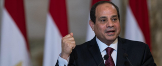 Copertina di Egitto, al Sisi firma legge su stretta libertà media: ‘Permetterà al potere esecutivo di controllare giornalismo’