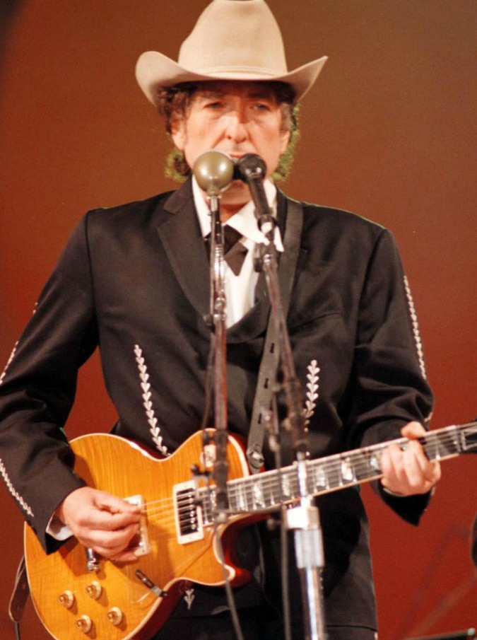 Bob Dylan non ritirerà il Nobel per la Letteratura. “Onorato, ma ho altri impegni”