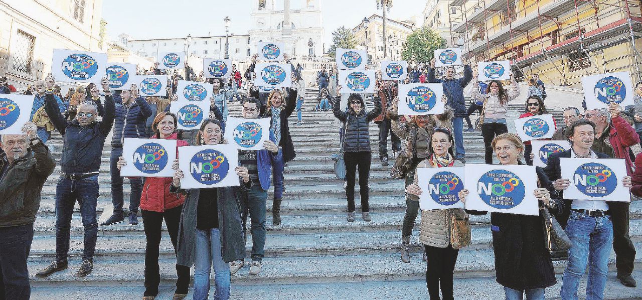 Copertina di Due apologhi sullo scetticismo etico degli intellettuali italiani