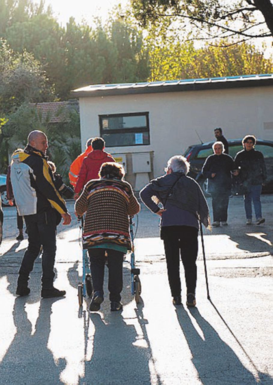 Copertina di Gli hotel della costa non bastano più: treni, capannoni e cantieri per gli sfollati
