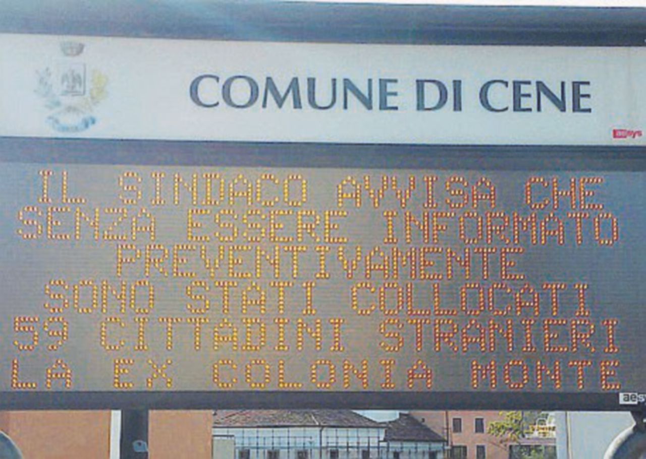 Cene, sindaco leghista sui cartelli luminosi: “Non voglio profughi” Cene, sindaco leghista sui cartelli luminosi: “Non voglio profughi”
