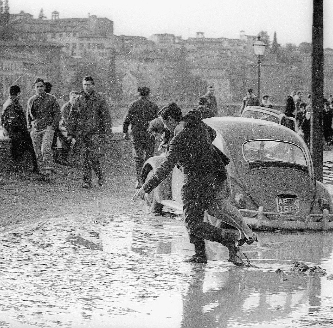 Copertina di Firenze, l’alluvione 50 anni dopo: Indro Montanelli tra i braccianti di Stato a 9 mila lire al mese