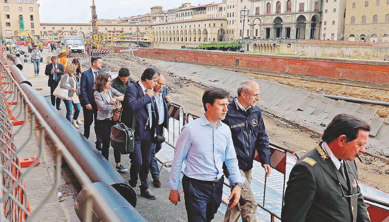 In corso - Nardella al cantiere sul Lungarno Torrigiani dopo la voragine che si è aperta il 25 maggio - Ansa Voragini, cantieri-trappola e Big Mac: così sfiorisce il Giglio
