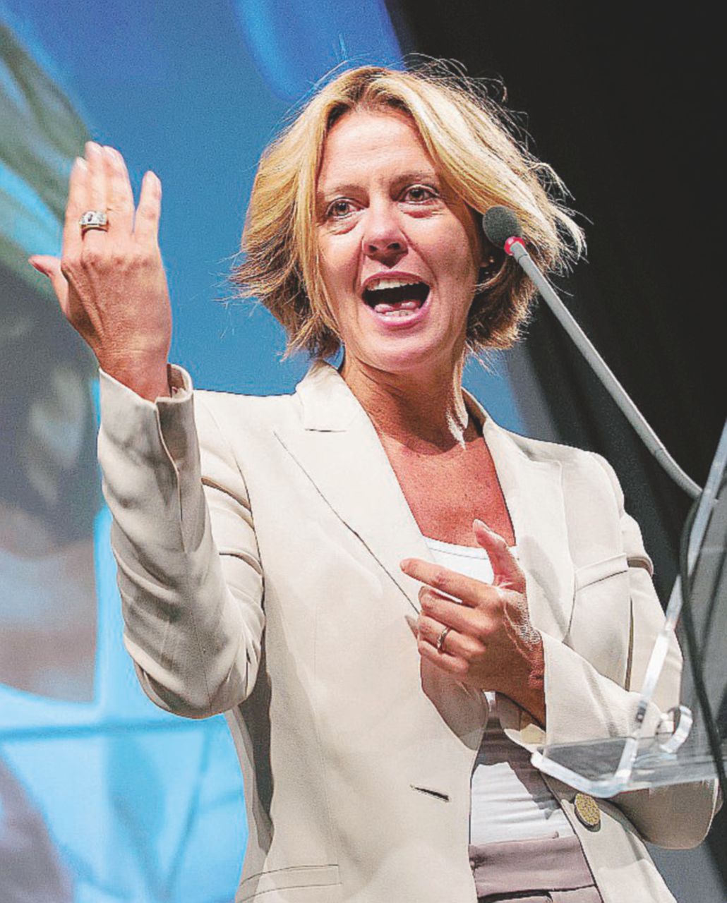Il ministro della Salute, Beatrice Lorenzin - LaPresse Manovra, il regalo nascosto alla lobby del farmaco