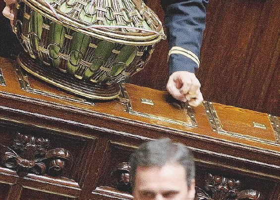 Nuovo Senato, vecchia storia: il burocrate si alza lo stipendio Nuovo Senato, vecchia storia: il burocrate si alza lo stipendio