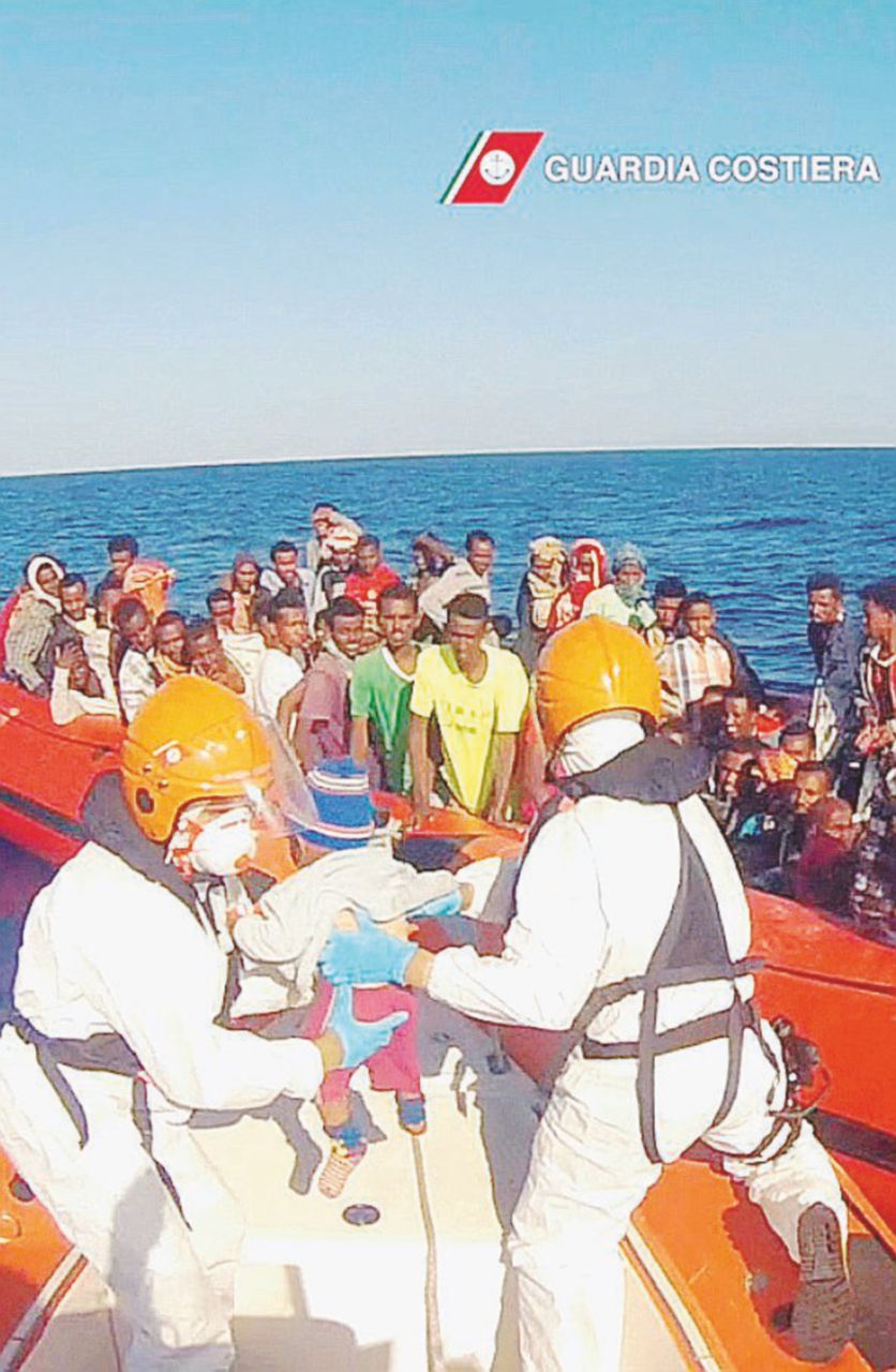 Operazioni di salvataggio al largo della Libia Tomba Mediterraneo: 239 morti