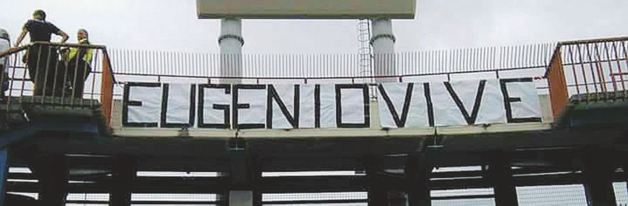 Lenzuolo comparso a Catania per commemorare il 16enne morto in un incidente in moto San Leone, nel regno del “Capo”